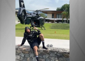 O jogador Neymar em frente ao seu helicóptero • Reprodução/Instagram/neymarjr