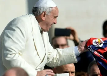 Papa Francisco recebe camisa do San Lorenzo na Argentina • Foto: Divulgação/ San Lorenzo