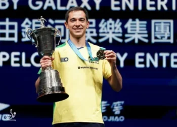 Hugo Calderano com o troféu da Copa do Mundo de Tênis de Mesa • Divulgação/ITTF