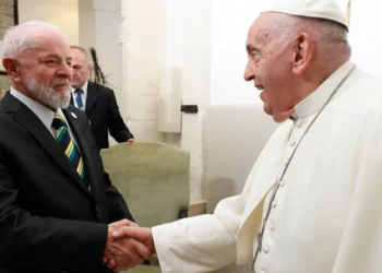 Lula com o papa Francisco após evento do G7 • 14/06/2024 - Vatican Media/­Handout via Reuters