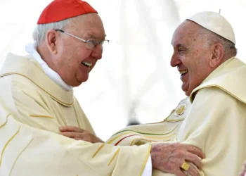 Papa Francisco e o Cardeal Kevin Farrell, Camerlengo da Igreja • Vatican Media via Vatican Pool/Getty Images