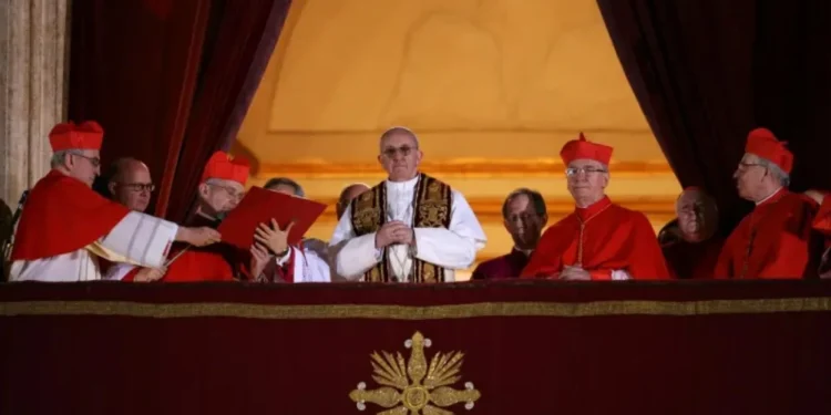 Papa Francisco após Conclave em 2013. • Getty Images
