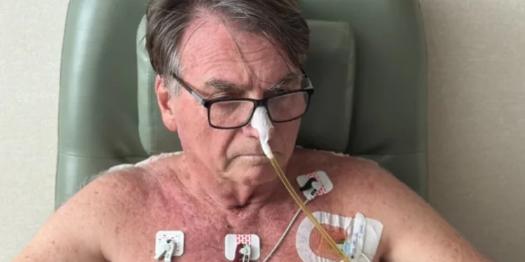 Equipe médica retira drenos do abdômen de Bolsonaro