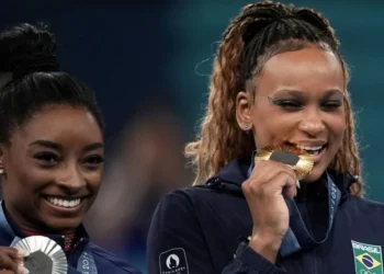 Rebeca Andrade conquista o ouro na final do salto e subiu ao pódio ao lado da amiga Simone Biles • Alexandre Loureiro/COB