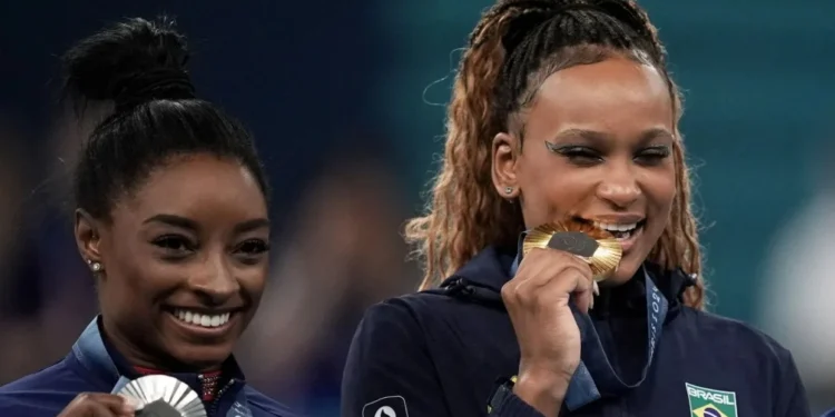 Rebeca Andrade conquista o ouro na final do salto e subiu ao pódio ao lado da amiga Simone Biles • Alexandre Loureiro/COB
