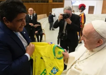 Ednaldo rodrigues, presidente da CBF, entrega camisa da Seleção Brasileira ao papa Francisco • Reprodução/CBF