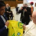 Ednaldo rodrigues, presidente da CBF, entrega camisa da Seleção Brasileira ao papa Francisco • Reprodução/CBF