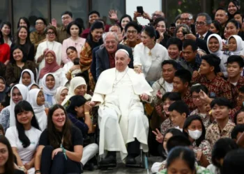 Papa Francisco encontra-se com jovens em Jacarta, Indonésia 04/09/2024 • REUTERS/Guglielmo Mangiapane