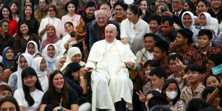 Papa Francisco encontra-se com jovens em Jacarta, Indonésia 04/09/2024 • REUTERS/Guglielmo Mangiapane
