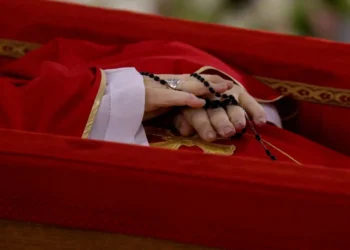 Rosário sobre o corpo do papa Francisco durante rito de declaração de sua morte na Capela de Santa Marta no Vaticano21/04/2025 Vatican Media/Divulgação via REUTERS • Vatican News