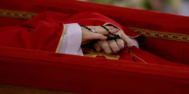 Rosário sobre o corpo do papa Francisco durante rito de declaração de sua morte na Capela de Santa Marta no Vaticano21/04/2025 Vatican Media/Divulgação via REUTERS • Vatican News