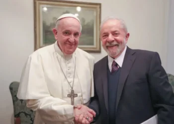 Papa Francisco e o presidente Luiz Inácio Lula da Silva (PT). • Reprodução/Twitter LulaOficial