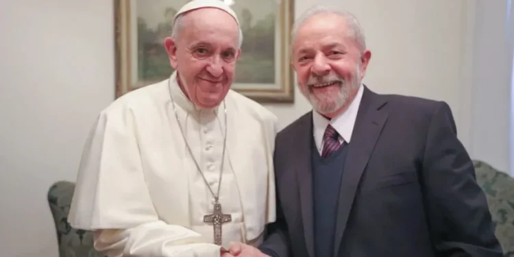 Papa Francisco e o presidente Luiz Inácio Lula da Silva (PT). • Reprodução/Twitter LulaOficial