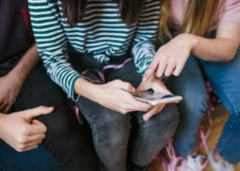 Quase metade dos adolescentes diz que redes sociais são ruins para a saúde mental dos jovens • Freepik