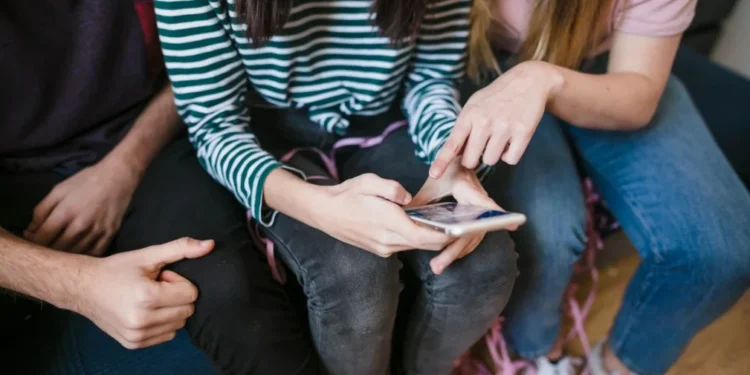 Quase metade dos adolescentes diz que redes sociais são ruins para a saúde mental dos jovens • Freepik