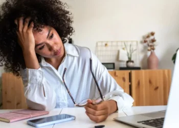Dificuldade em manter o foco pode se tornar comum após os 50 anos e, no caso das mulheres, já na perimenopausa • Daniel de la Hoz/GettyImages