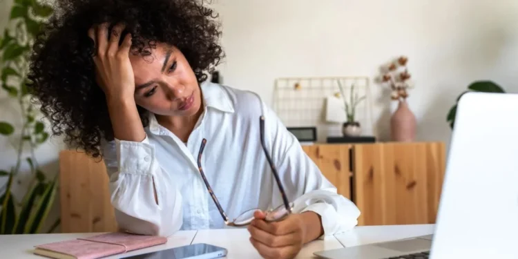 Dificuldade em manter o foco pode se tornar comum após os 50 anos e, no caso das mulheres, já na perimenopausa • Daniel de la Hoz/GettyImages