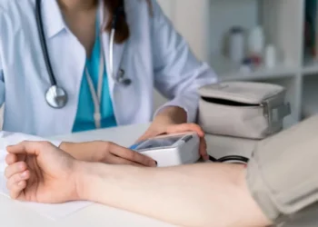 Hipertensão é uma doença crônica que atinge cerca de 1,28 bilhões de pessoas no mundo, segundo a Organização Mundial da Saúde (OMS) • Natalia Gdovskaia/Getty Images