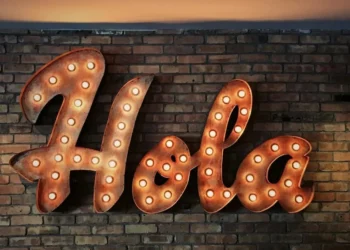 ChatGPT pode auxiliar nos estudos da língua espanhola • Jon Tyson/Unsplash