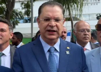 Sóstenes Cavalcante fala à imprensa em frente ao hospital DF Star, em Brasília, nesta quarta-feira (23) • CNN