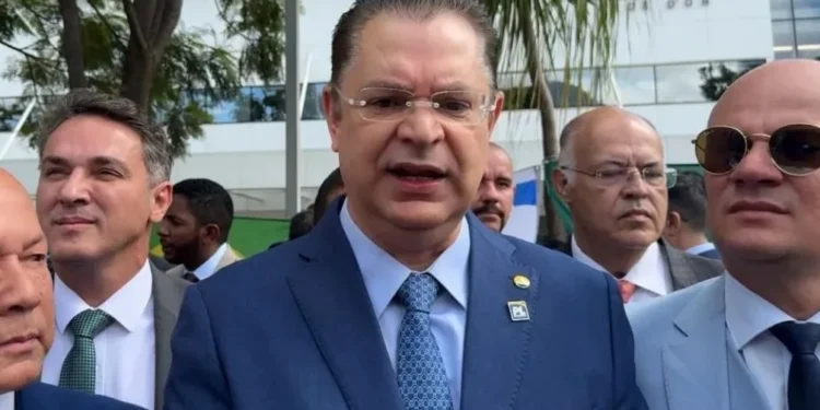 Sóstenes Cavalcante fala à imprensa em frente ao hospital DF Star, em Brasília, nesta quarta-feira (23) • CNN