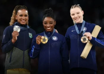 Rebeca Andrade no pódio ao lado de Simone Biles e Jade Carey • @JogosOlimpicos