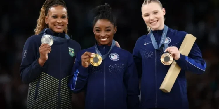 À CNN, Simone Biles exalta rivalidade com Rebeca Andrade na ginástica