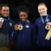 Rebeca Andrade no pódio ao lado de Simone Biles e Jade Carey • @JogosOlimpicos