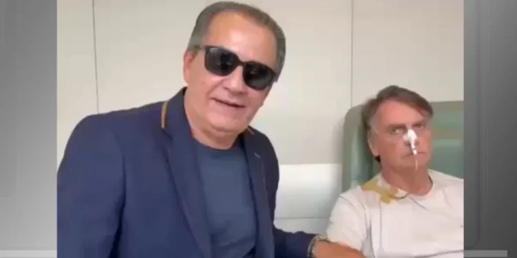 O pastor Silas Malafaia ao lado do ex-presidente Jair Bolsonaro (PL) no Hospital DF Star, em Brasília • Reprodução