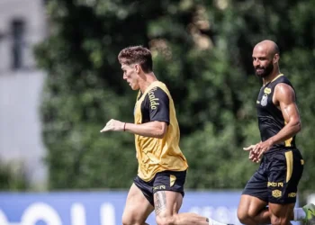 Rollheiser e Thaciano durante treino do Santos — Foto: Raul Baretta/ Santos FC