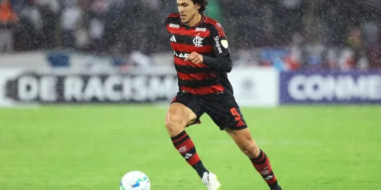 Pedro avança em ganho de minutagem e está perto de voltar a ser titular do Flamengo