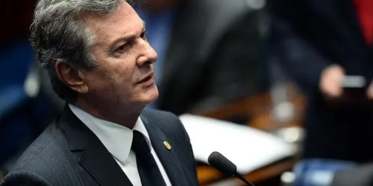 Foto de arquivo: o então senador Fernando Collor fala durante processo de impeachment contra Dilma Rousseff, em 31 de agosto de 2016 — Foto: Andressa Anholete/AFP