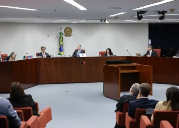 Moraes, Fux e Zanin divergem sobre pena para mulher que escreveu em estátua