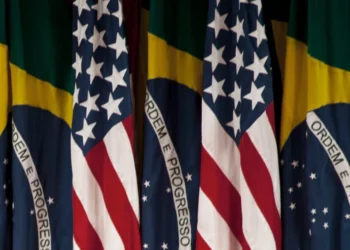 Bandeiras dos Brasil e dos Estados Unidos • US Embassy/Reprodução