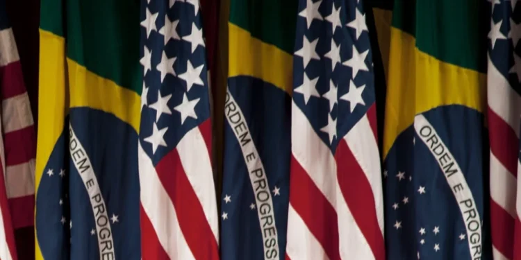 Bandeiras dos Brasil e dos Estados Unidos • US Embassy/Reprodução