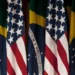 Bandeiras dos Brasil e dos Estados Unidos • US Embassy/Reprodução