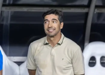 Abel Ferreira sorrindo em Fortaleza x Palmeiras — Foto: Baggio Rodrigues/AGIF