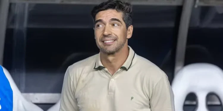 Abel Ferreira sorrindo em Fortaleza x Palmeiras — Foto: Baggio Rodrigues/AGIF