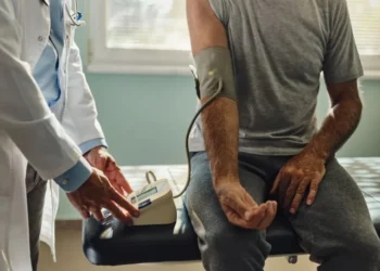 Hipertensão não tratada pode levar a complicações cardiovasculares e renais • skynesher/Getty Images