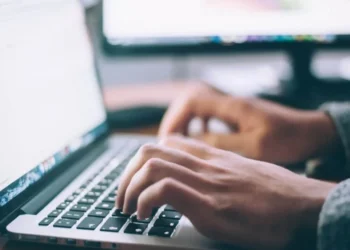 Entre as barreiras que os negócios enfrentam para atender às necessidades de cada trabalhador, 83% afirmam que o custo elevado é o maior gargalo • Unsplash