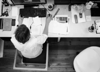 Se o local de trabalho do mundo estivesse totalmente engajado, a Gallup estima que US$ 9,6 trilhões em produtividade poderiam ser adicionados à economia • Ruslan Burlaka/Pexels