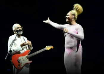 Gilberto Gil recebe Liniker em show da turnê "Tempo Rei" • Leo Franco/ Agnews
