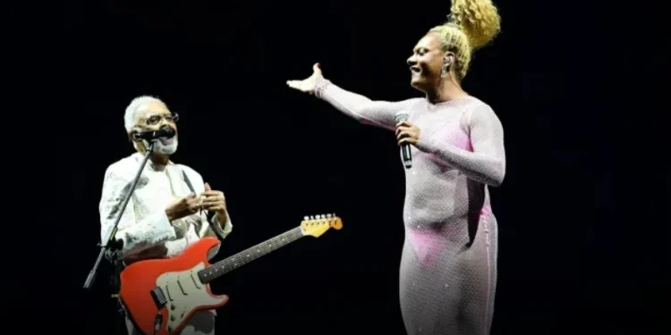 Gilberto Gil divide palco com Liniker em show da turnê “Tempo Rei”