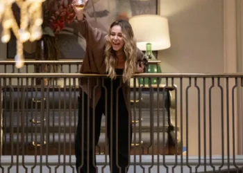 Heleninha (Paolla Oliveira) aparece bêbada e cai da escada após retorno de Odete Roitman (Debora Bloch) • Globo/ Fábio Rocha