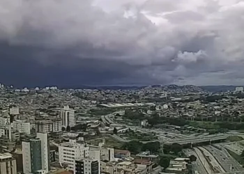 Segundo a Defesa Civil de BH, áreas de instabilidade atmosféricas provocam chuvas, de intensidade moderada a forte, na capital mineira • Reprodução