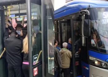 Greve resultou em veículos superlotados e longas esperas para os passageiros • Crédito: Diário do Transporte