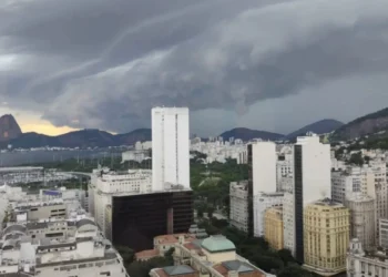 Imagens mostram forte ventania e chuva no Rio de Janeiro • Reprodução