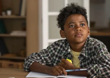 Diferenças mais acentuadas envolvendo questões raciais e o aprendizado de língua portuguesa e matemática estão no 9º ano • Freepik