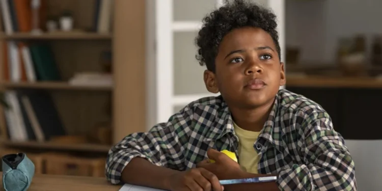 Diferenças mais acentuadas envolvendo questões raciais e o aprendizado de língua portuguesa e matemática estão no 9º ano • Freepik