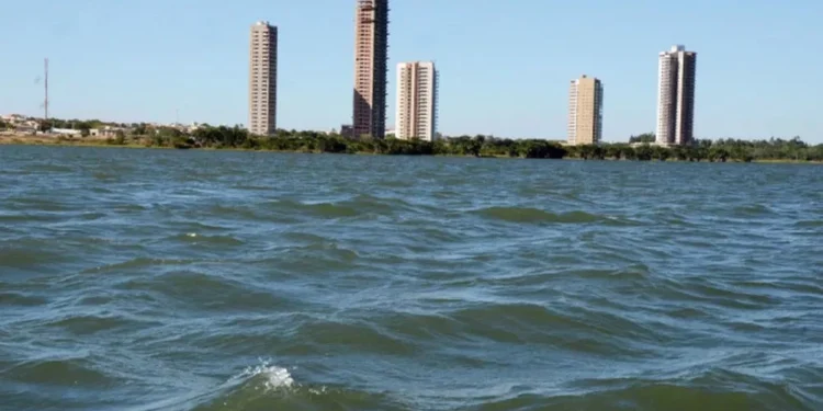 Adolescente de 17 anos morre após entrar em lago para desenganchar anzol, dizem bombeiros